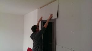 Die letzte Platte Gipskarton im Besprechungsraum&hellip;